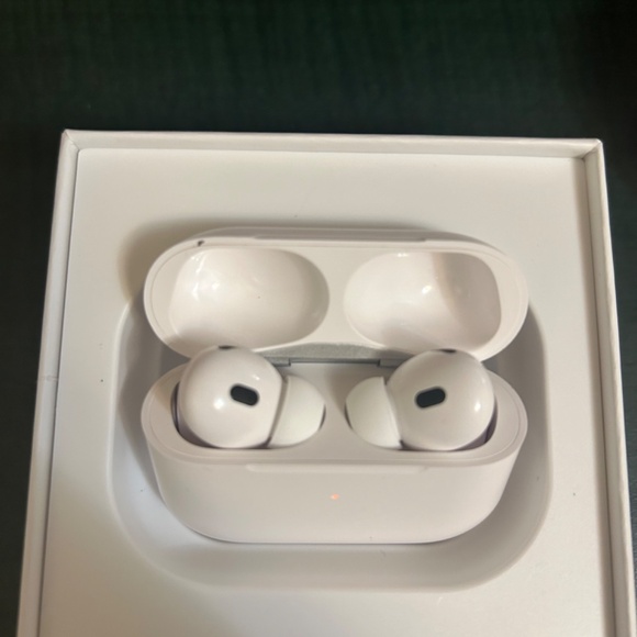 Apple Airpods 2nd Gen - Picture 4 of 5